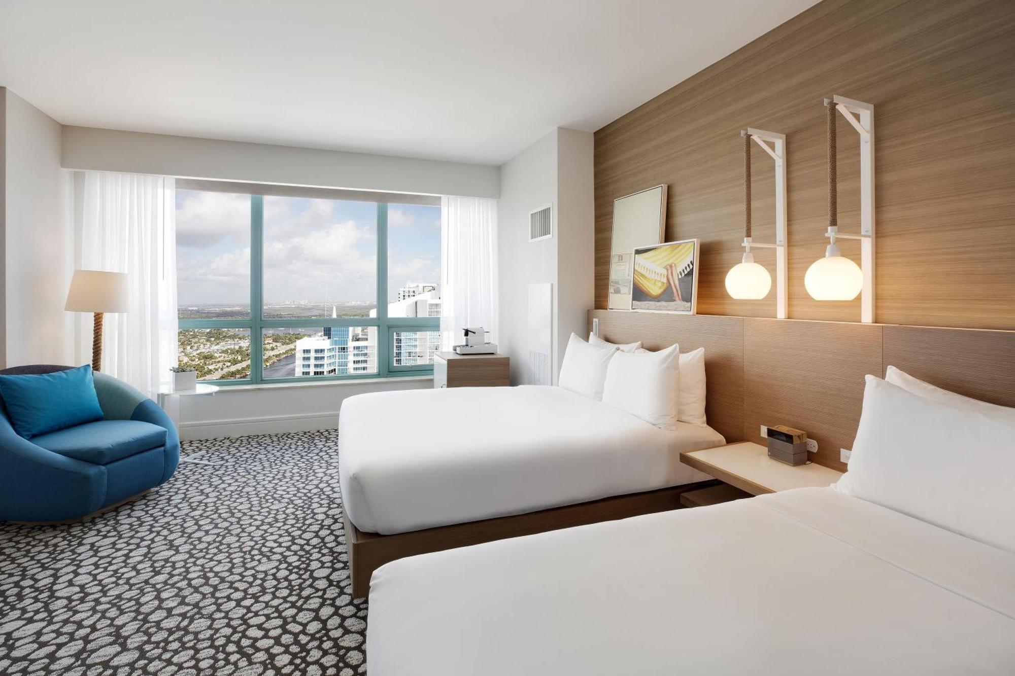 Quarto Duplo com 2 Camas de Casal e Vista Parcial do Mar