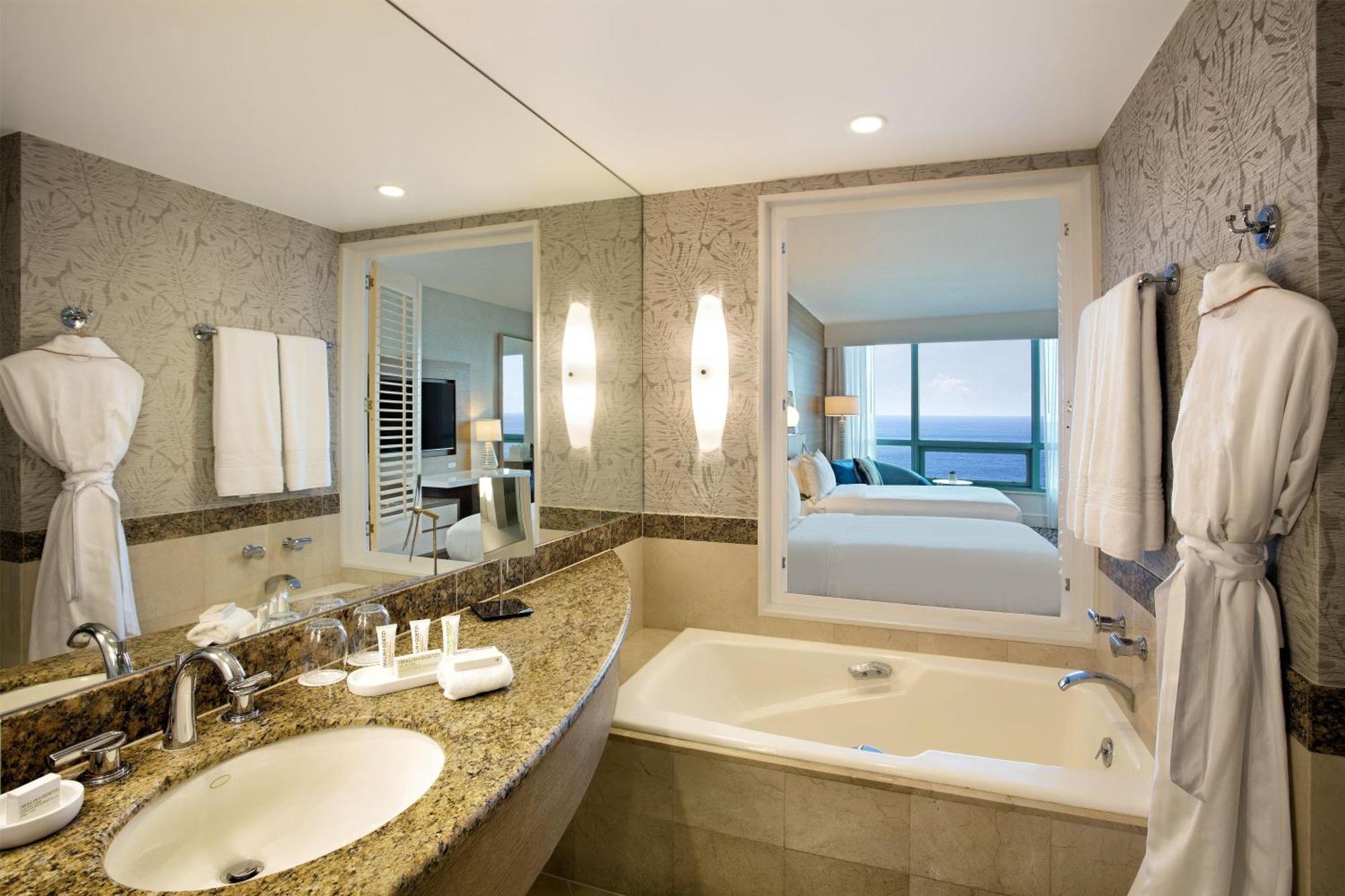 Quarto Duplo com 2 Camas de Casal e Vista Parcial do Mar